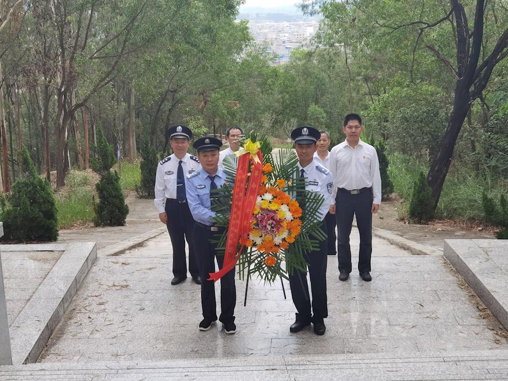 支部全体党员面对革命烈士纪念碑缅怀先烈