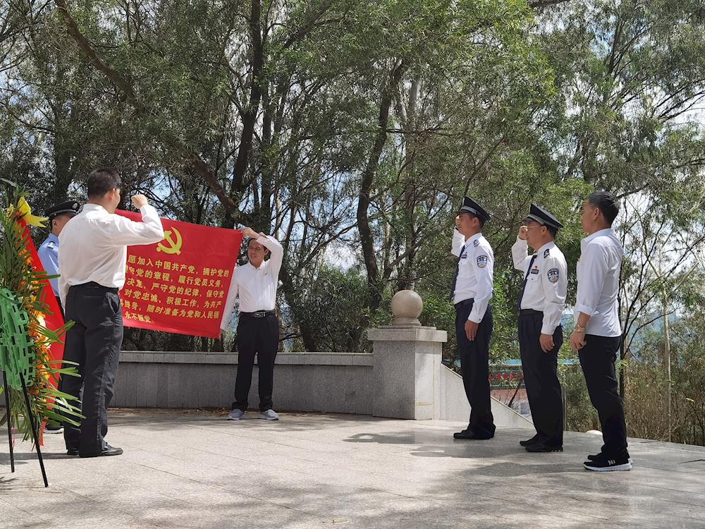 支部全体党员面对革命烈士纪念碑缅怀先烈