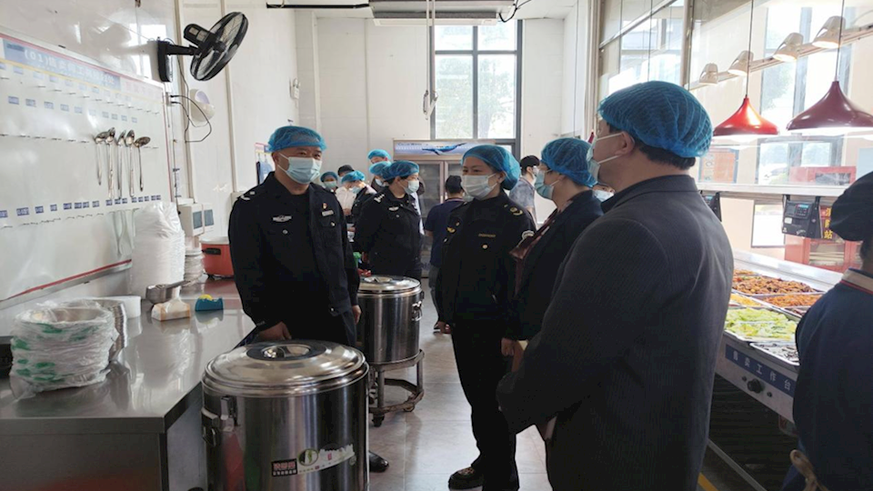 南宁市青秀区市场监督管理局到beat365官网仙葫校区检查校园食品安全工作