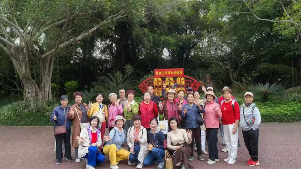 离退休工作处组织退休教职工开展秋游活动