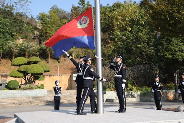 学校举行升警旗仪式庆祝第6个中国人民警察节