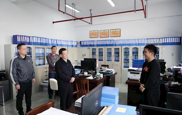 彭顺克春节后首个工作日走访慰问党政部门值班教职员工