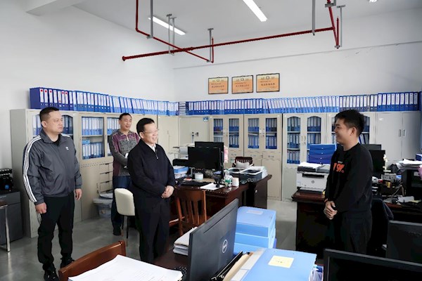 彭顺克春节后首个工作日走访慰问党政部门值班教职员工